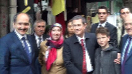 Bakan Canikli döner kesti, vatandaşın ayakkabısını boyadı