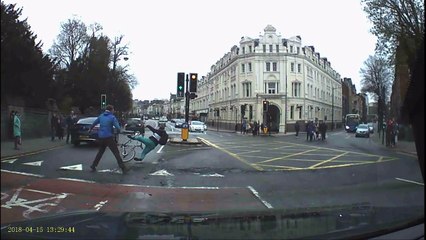 Un passant met à terre un cycliste armé d’un couteau poursuivi par la police