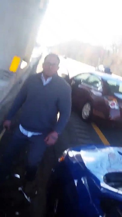 Un fou détruit une voiture à coups de batte de baseball en plein road rage