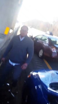 Un fou détruit une voiture à coups de batte de baseball en plein road rage