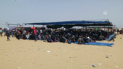 Gazzeliler, cuma namazını sınırda kıldı - HAN YUNUS