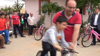 Ailelerine sigara içirmeme sözü veren çocuklara bisiklet dağıtıldı