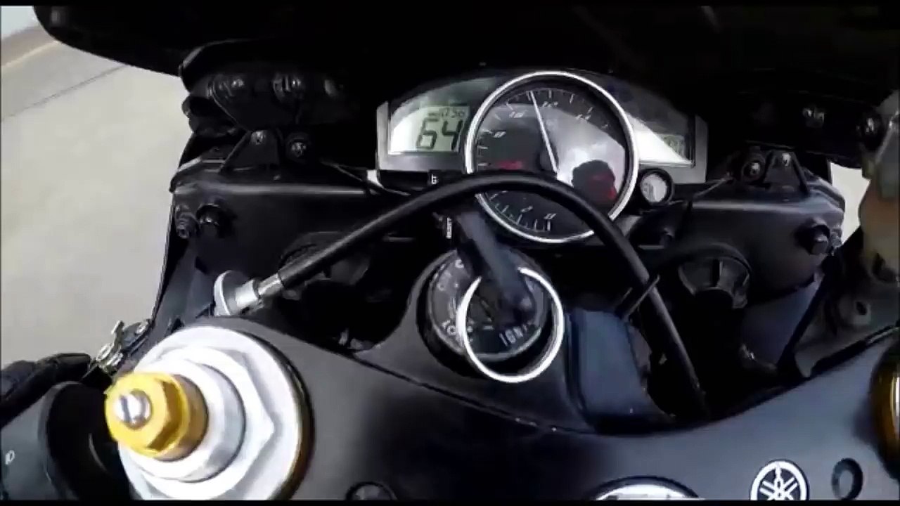 Un motard roule sur un nid de poule à 200 kmh