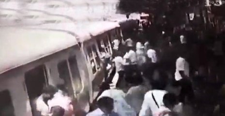 Trenin Üzerinde Yürüyen Adam Elektrik Akımına Kapılarak Can Verdi