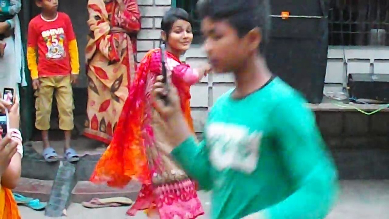 গ্রামের সুন্দরি মেয়ের অসাধারণ নাচ না দেখলে মিস করবেন।