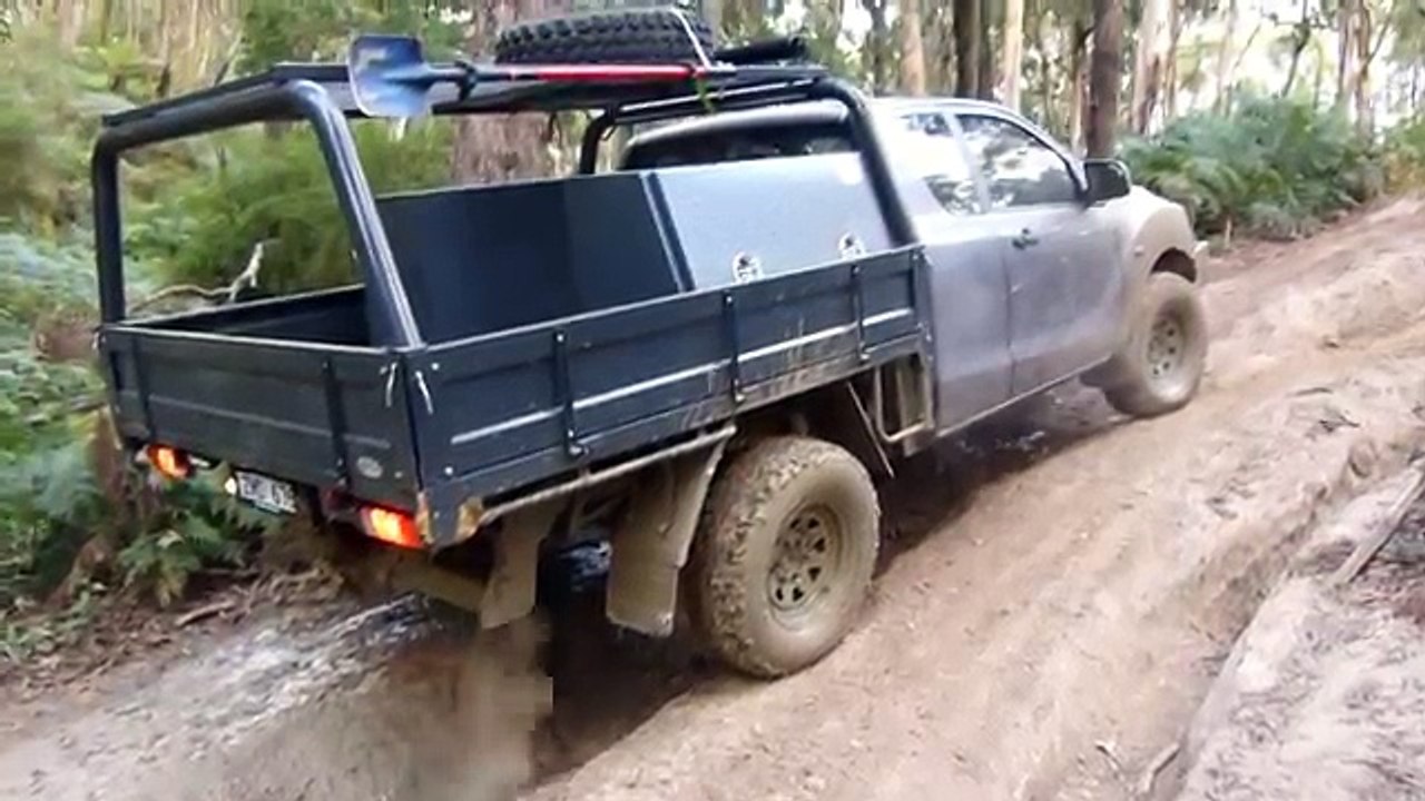 Jeep Grand Cherokee WJ 4.7L and Mazda BT-50 - off-road in mud