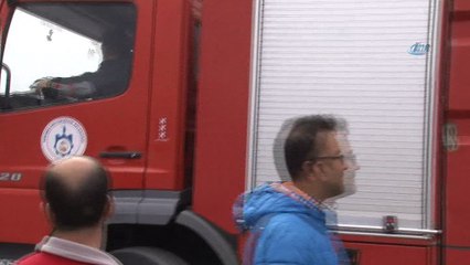 Otomobil bayinde çıkan yangında tüm binayı duman kapladı