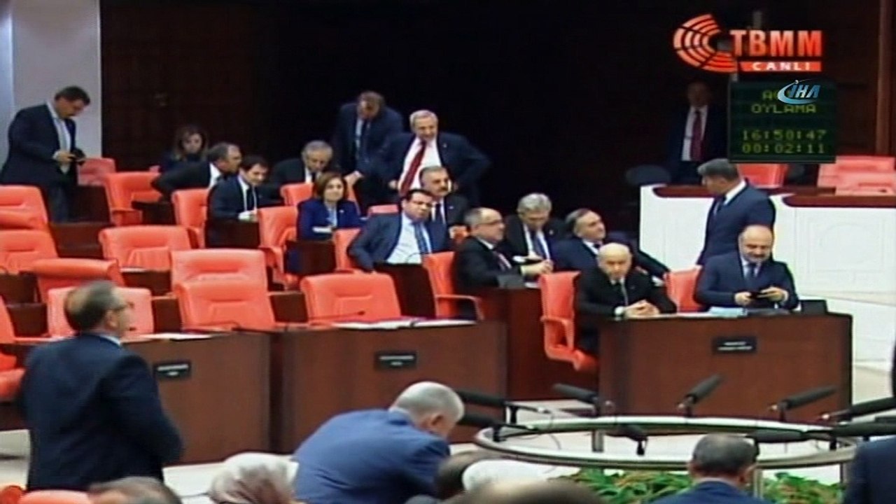 “552 Sıra Sayılı Milletvekili Genel Seçiminin Yenilenmesi ve Seçimin 24 Haziran 2018 Tarihinde Yapılması Hakkında Önerge” AK Parti, MHP ve CHP’nin oyları ile TBMM Genel Kurulunda kabul edildi. Oylama öncesinde HDP’li milletvekilleri Genel Ku