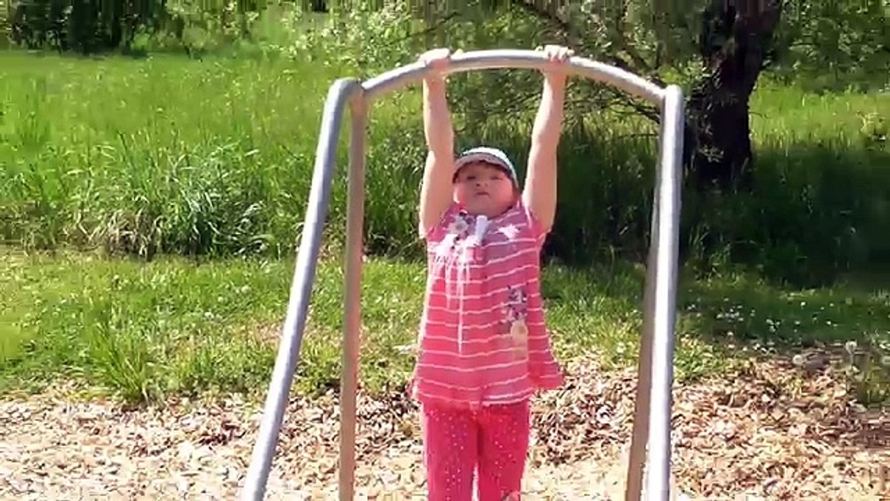 Maша гуляет с реборном Максимкой