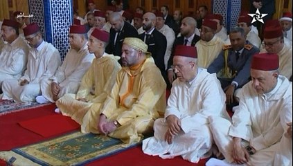 الملاكم المغربي ابو زعيتر يؤدي صلاة الجمعة مع الملك محمد السادس