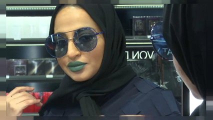 Le saudite "combattono" l'abaya nero a colpi di make-up