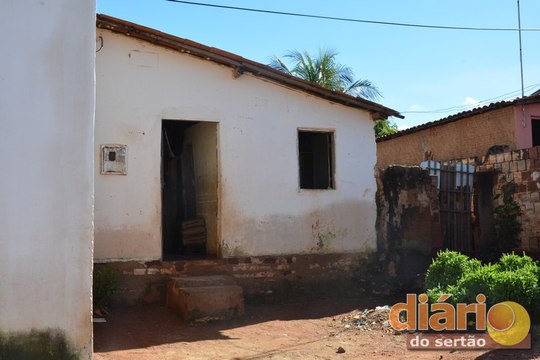 Em Cajazeiras, jovem pede ajuda para que filhas pequenas não passem fome