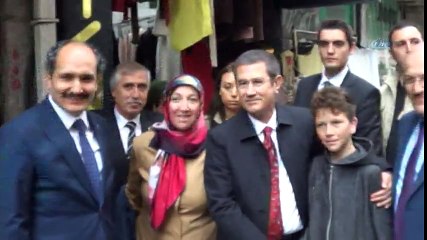 Savunma Bakanı Canikli Döner Kesti, Vatandaşın Ayakkabısını Boyadı