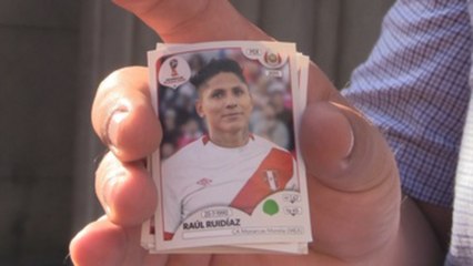 Peruanos gastan hasta un salario mínimo para llenar el álbum mundialista