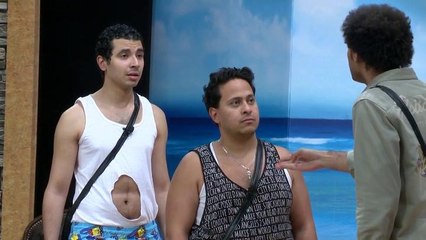 مشهد مضحك .. "على ربيع" يمسك متحرشين في المصيف !