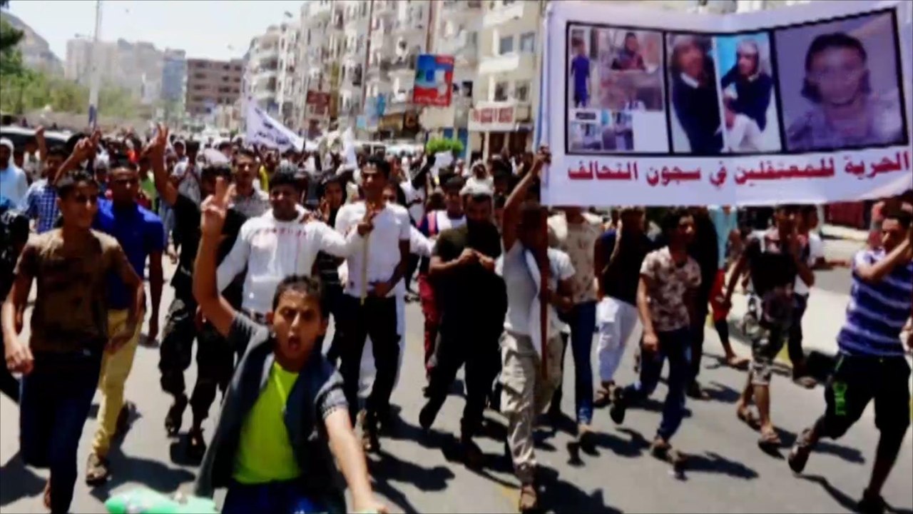 مسيرة بعدن للمطالبة برحيل الحكومة اليمنية والتحالف