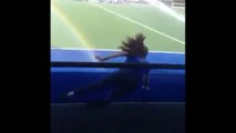 Une fille rate son entrée sur le terrain (Double fail)