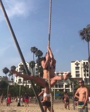 Cette fille grimpe à la corde à la force de ses bras et ça a l'air très facile