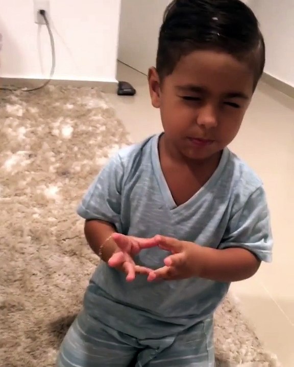 Eu me sentindo mal com dor e ele veio orar comigo antes de dormir