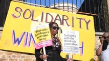 Un grupo de personas protesta en Londres contra la posible deportación de inmigrantes caribeños