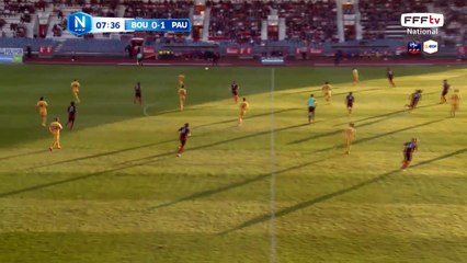 GBARCLE qui se fait choper le ballon de justesse dans la surface.