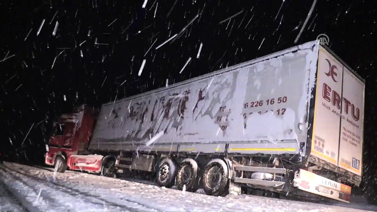 Baharda yağan kar sürücülere zor anlar yaşattı - KARS