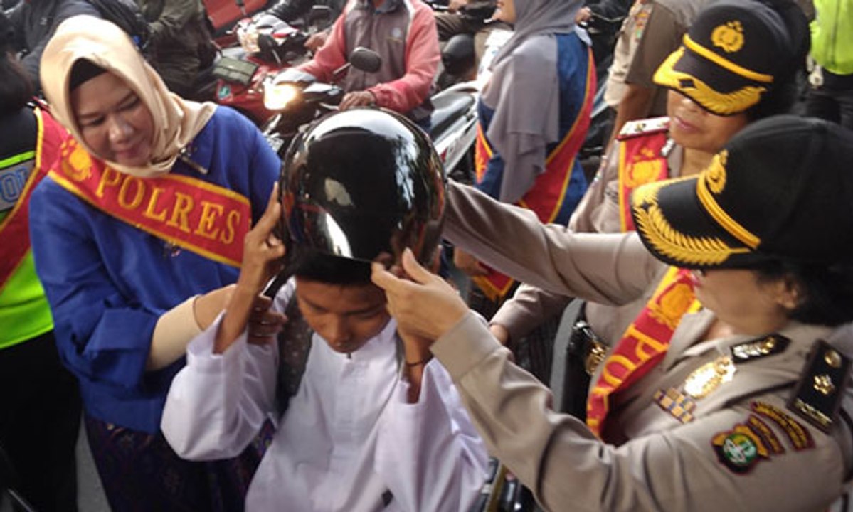 Hari Kartini, Polwan Kenakan Kebaya