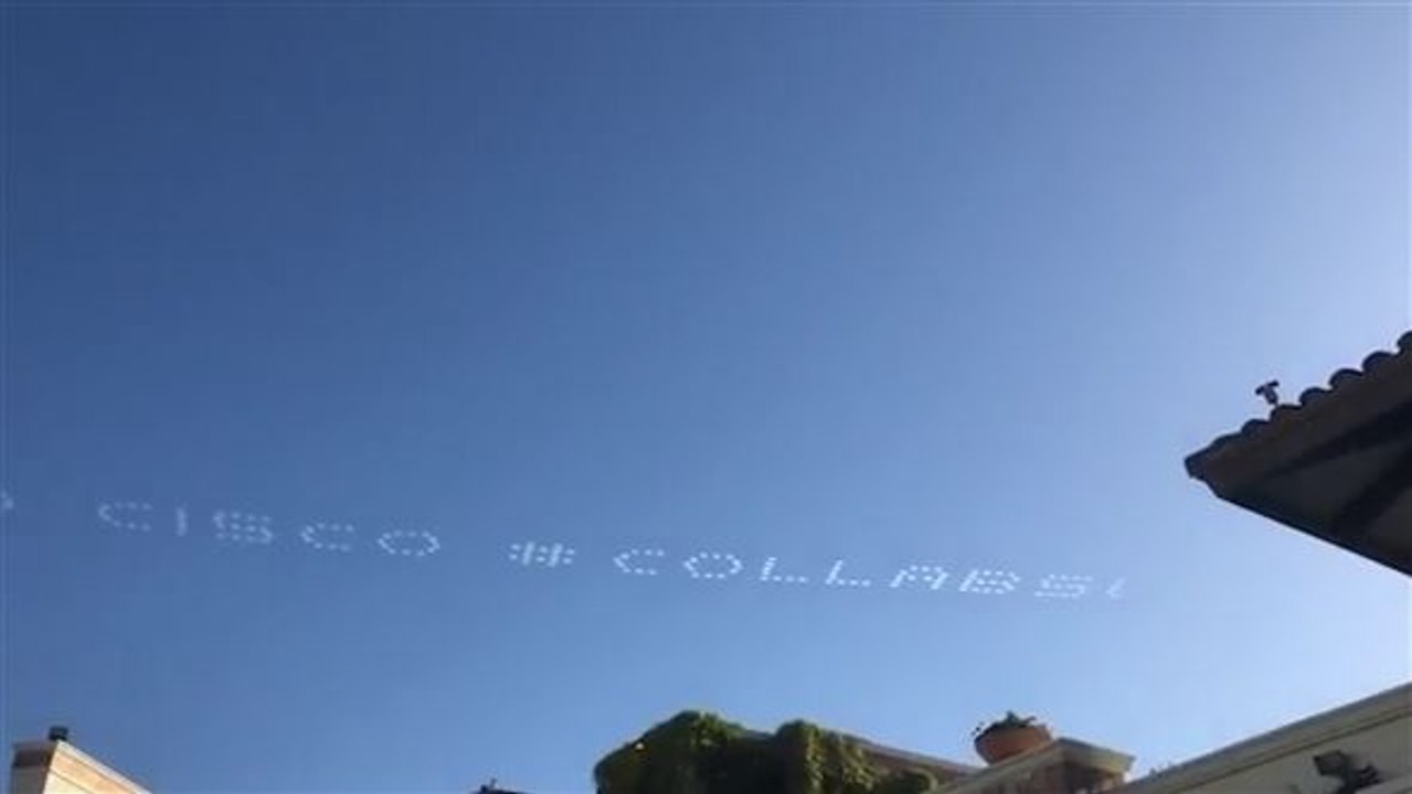 Wolken-schreibmaschine: diese himmels-werbung ist wie gedruckt