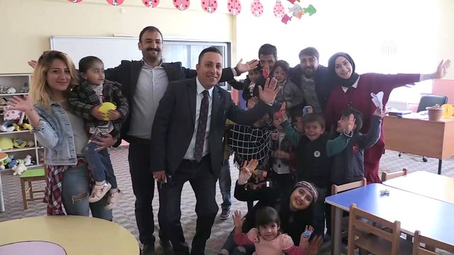 Teröristlerin yaktığı okulu üniversite öğrencileri güzelleştirdi - VAN