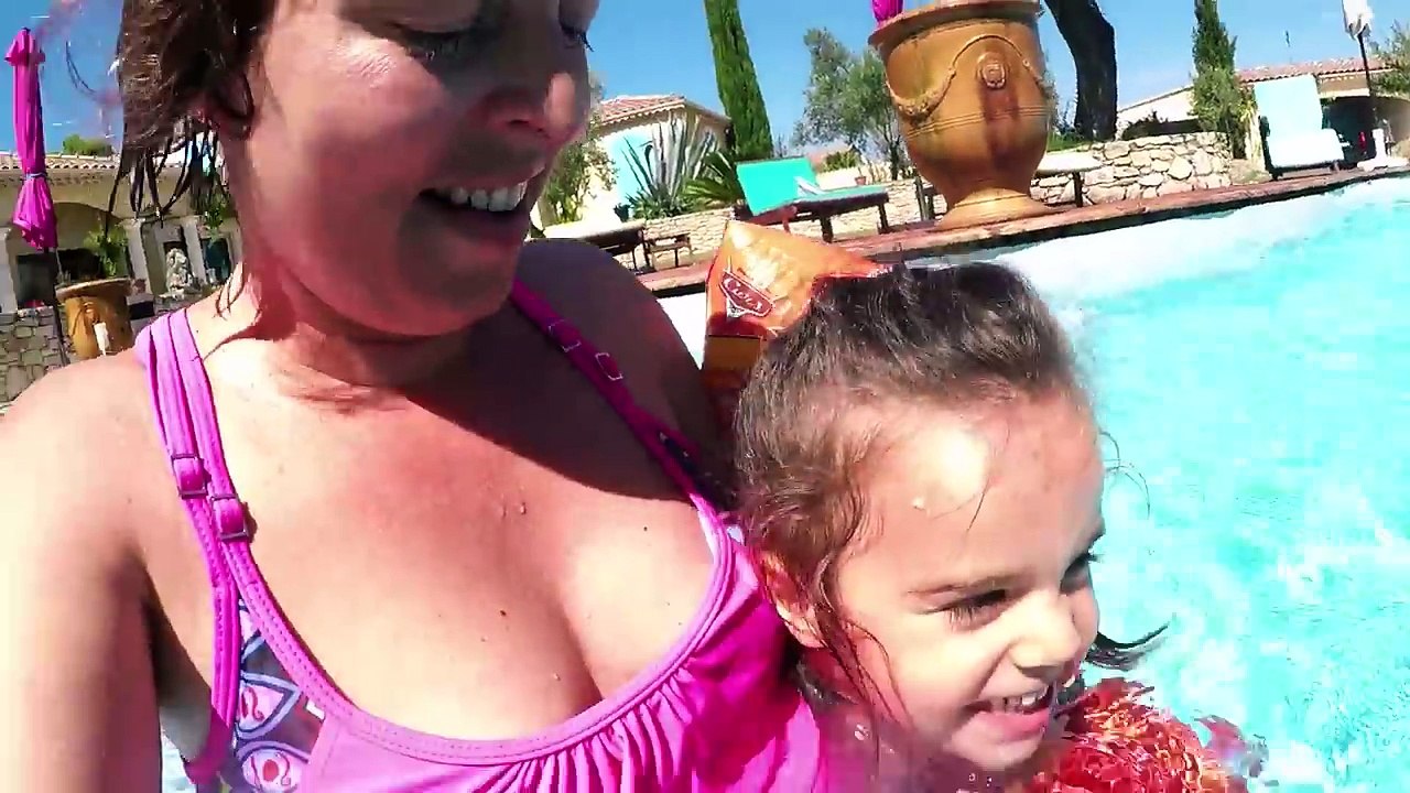 Dans la PISCINE, je NAGE pour la PREMIÈRE FOIS TOUTE SEULE avec les brassardsDemo Jouets