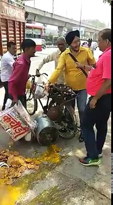 दिल्ली के MCD Officer ने एक गरीब इंसान धक्का मार के सभी सामान गिरा दिया - Sardar Ji With Poormen.