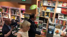 François Hollande dédicace à la librairie Thuard