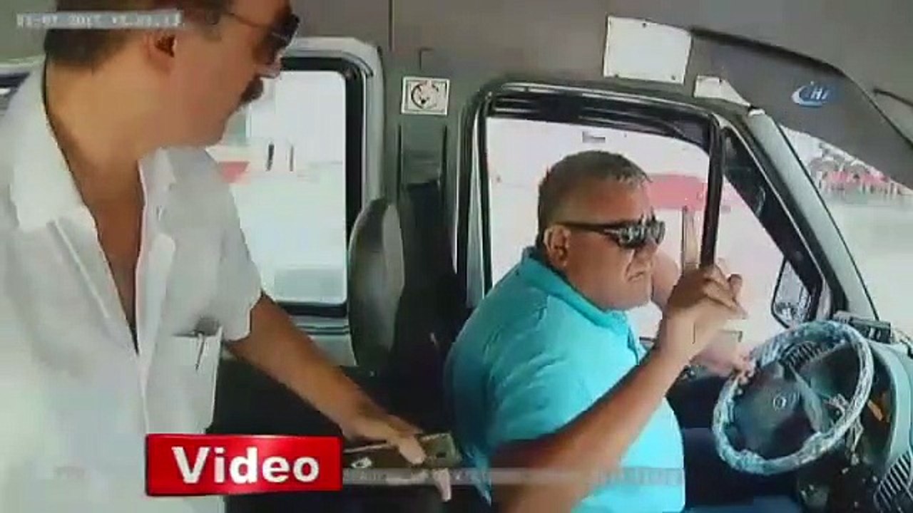 Ce passager d'un bus agresse le chauffeur alors qu'il conduit
