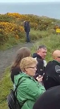 Un spectateur d’une course a trop bu de bières et essaye d’aller uriner