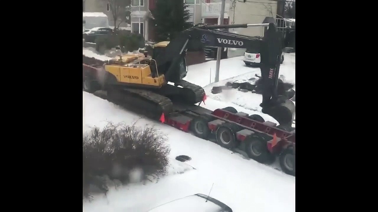 Un camion bloqué dans un pente verglacée a trouvé un moyen génial pour monter