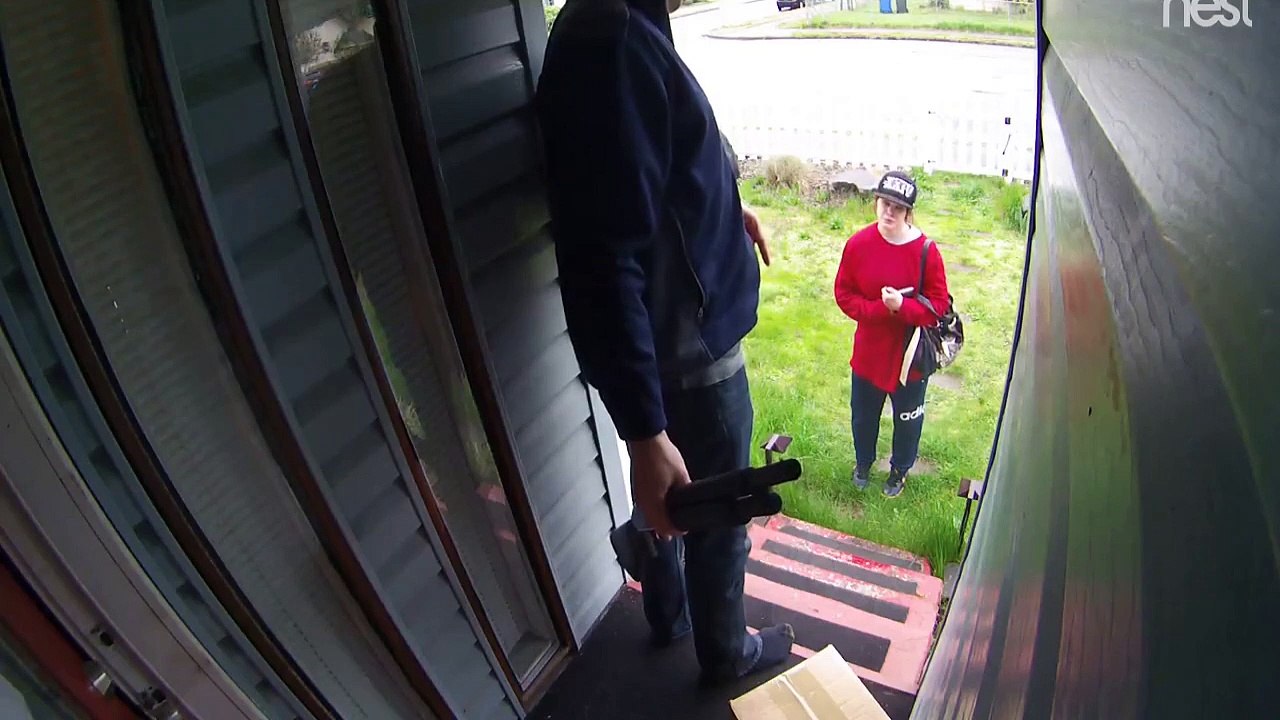 Un homme met un gros coup de pression à une femme qui a voulu voler un colis devant chez lui