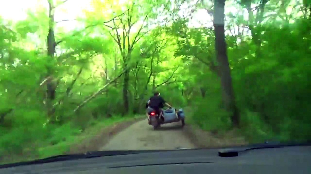 Des policiers russes se lancent dans une course poursuite folle avec des voleurs en sidecar