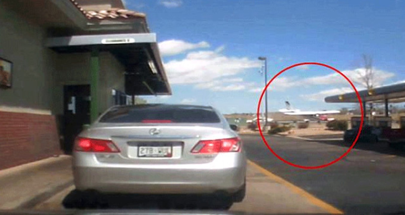 Uçak Arabaların Arasına Daldı, İlginç Görüntüler saniye Saniye Kaydedildi