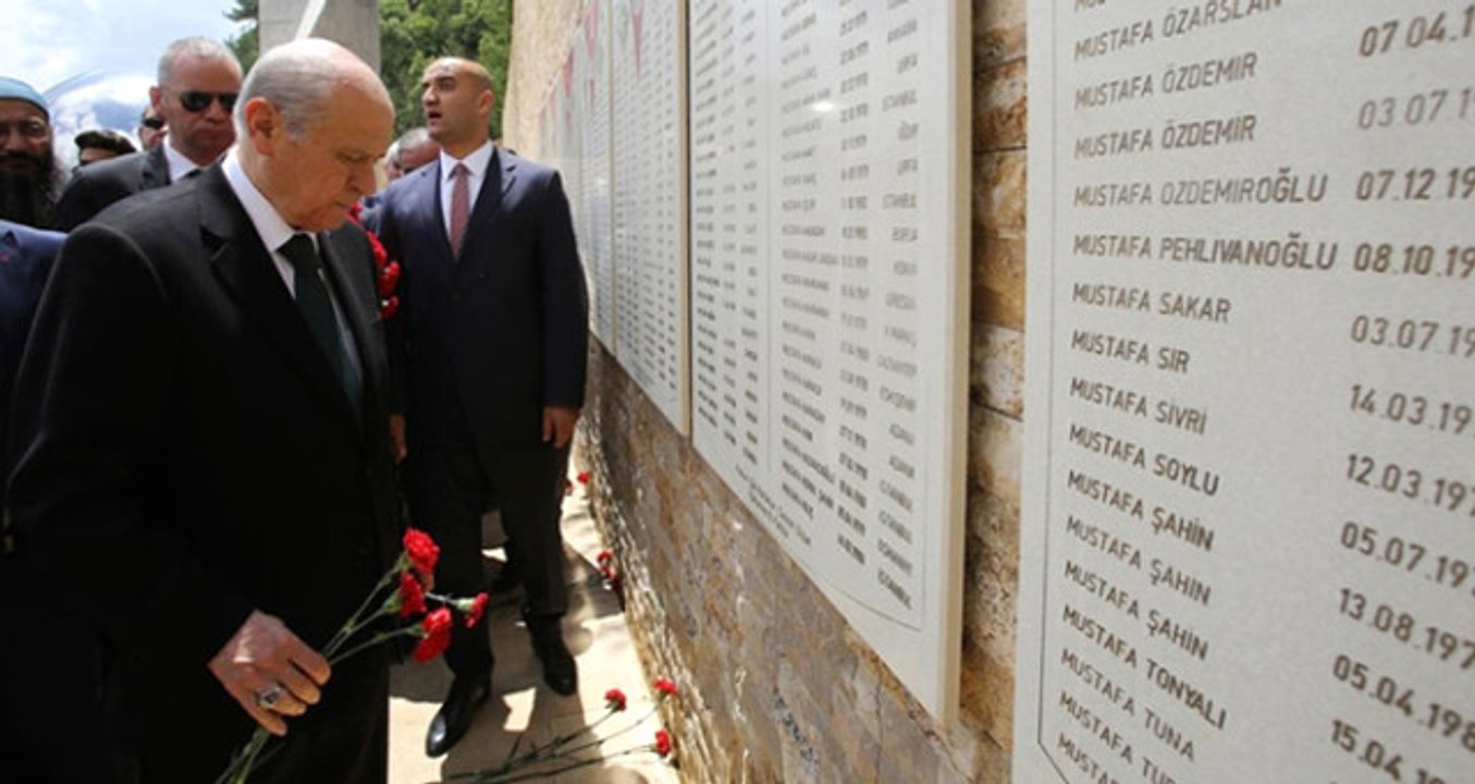 Ülkücü Şehitler Anıtı'nı Ziyaret Eden Bahçeli'ye, Erdoğan ile Çekilen Fotoğrafı Hediye Edildi