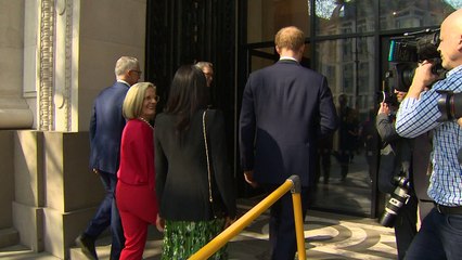 'Meg, meg!!' Prince Harry tries to get Meghan Markle's attention