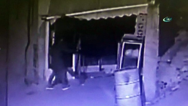 Demir kesme makinesi ile geldikleri dükkanı böyle soydular