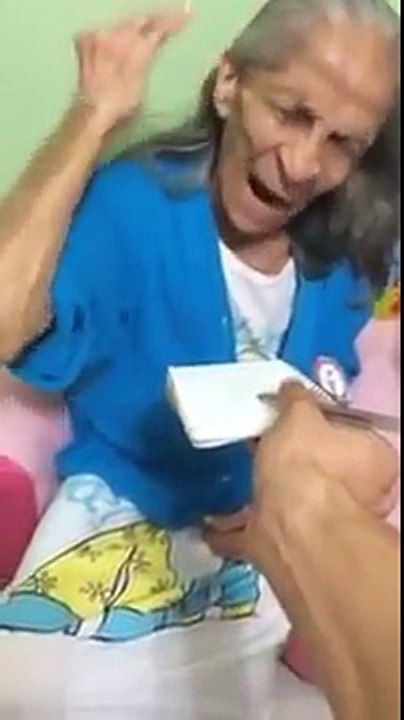 BENEDITO TENTANDO  PASSAR A PERNA NA VOZINHA