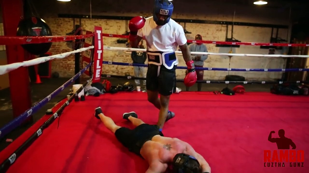 Bodybuilder vs Pro Boxer ALLAN GREEN