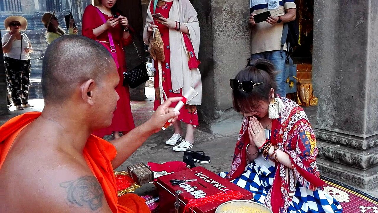 Chinese girl got sacred water from my monk