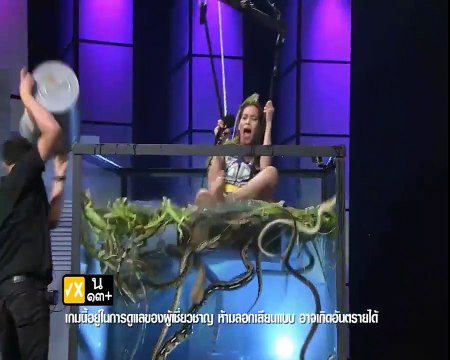 Ils plongent une femme dans un bac plein de serpents, lézards et autres reptiles... Le cauchemar