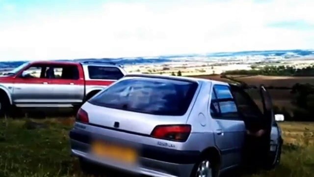 Il oublie de mettre le frein à main de sa voiture et la regarde disparaitre