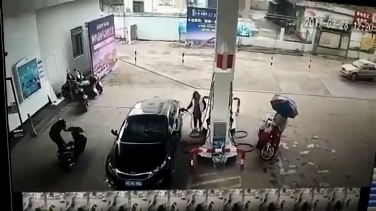 Ce voleur va goutter au karma... Enorme gamelle bien méritée