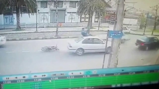 Ce motard fini sa course sur le toit d'une voiture... Chanceux