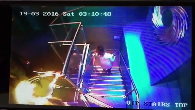 Cette fille bourrée va faire la chute la plus classe de l'année dans les escaliers