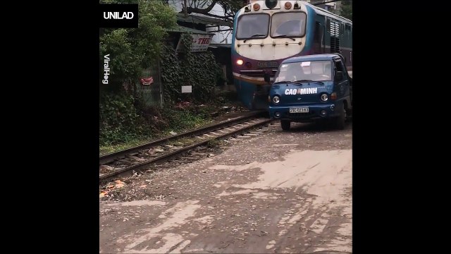 Il a garé sa voiture trop près d'une voie ferrée... Pas cool